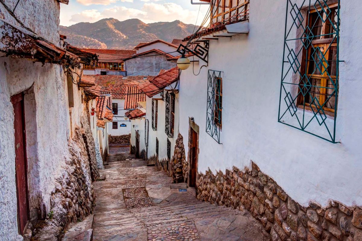 How Far Is Cusco Airport From The City?